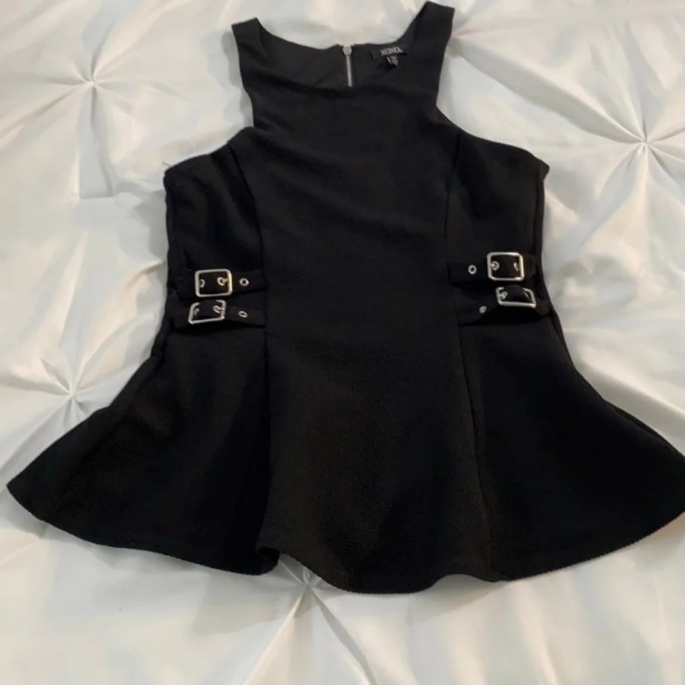 NWOT XOXO SLEEVELESS BUCKLE TOP